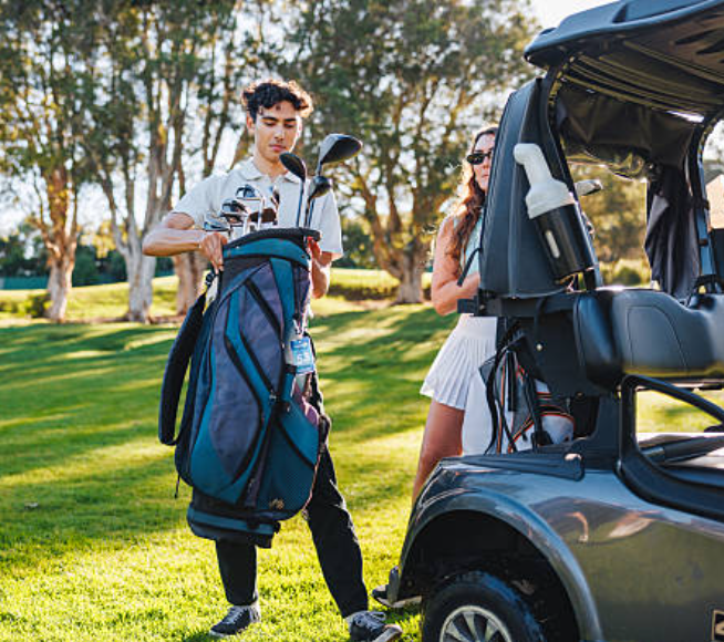 The Best Golf Bag Materials Compared: Which One is Right for You? 5 Comparison of four common golf bag materials nylon polyester PU leather and waterproof fabric